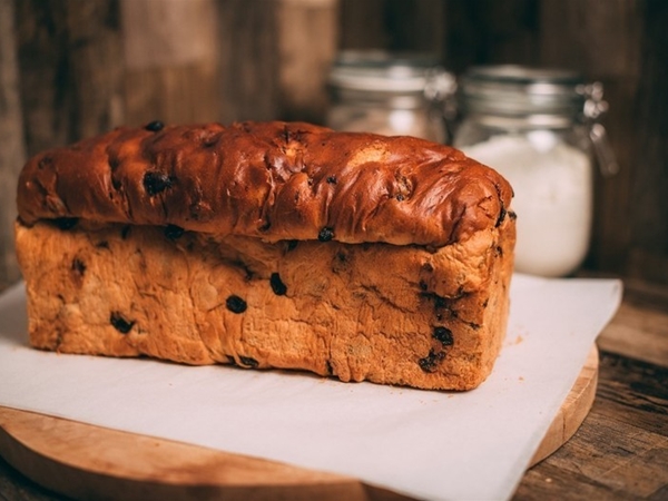 ROZIJNENBROOD MET SPIJS