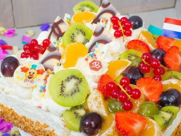 HALF OM TAART SLAGROOM VRUCHTEN