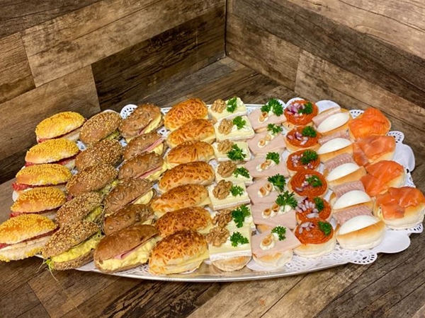 DIVERSE LUXE HAPJES minimaal 50 st.